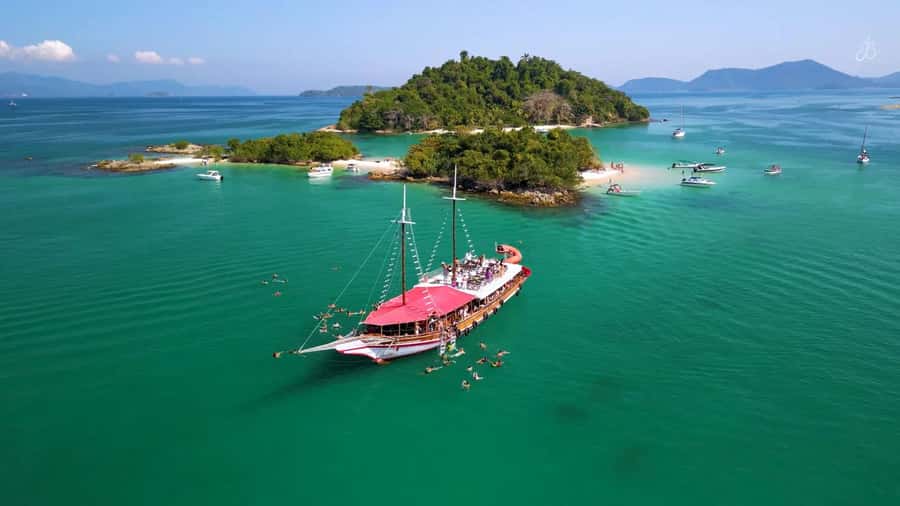 Adventures in Angra and Ilha Grande with Guide and Lunch - From your pickup to the pier: what the 2.5-hour transfer means