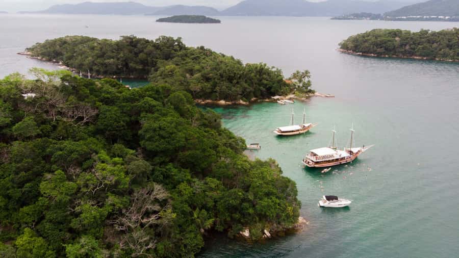 Angra dos Reis: Boat Tour in Ilha Grande and Lagoa Azul - Stop 1: Lagoa Azul, a Natural Aquarium for Snorkeling