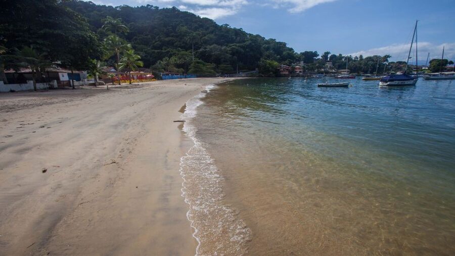 Angra dos Reis: Boat Tour in Ilha Grande and Lagoa Azul - Stop 3: Natural Aquarium of Ilhas Botinas and the White-Sand Clarity