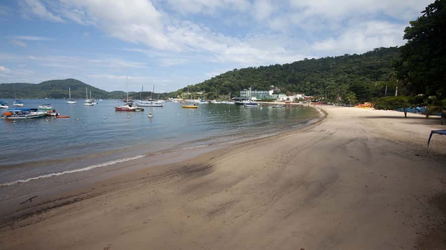 Angra dos Reis: Boat Tour in Ilha Grande and Lagoa Azul - Stop 4: Praia das Flechas, Relax Time with Services