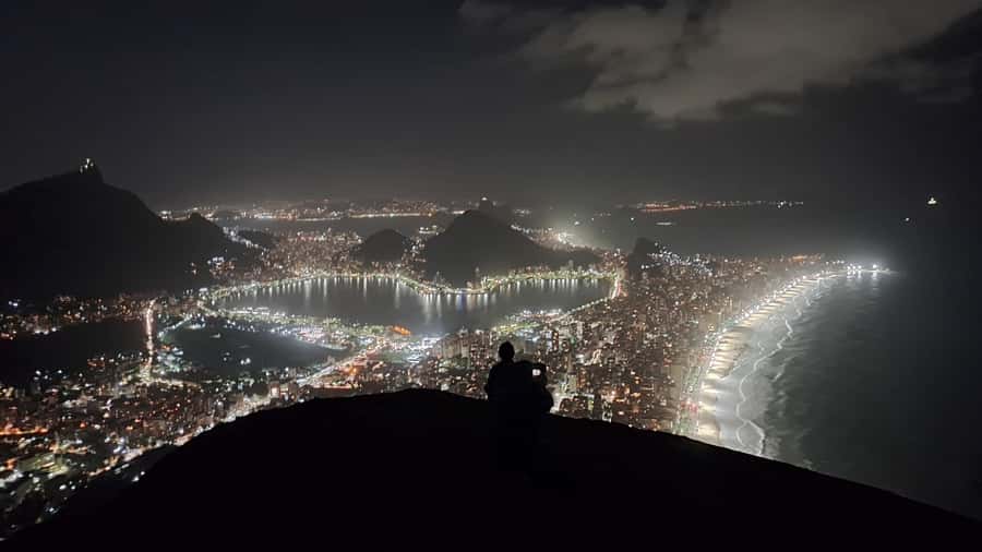 AVenturismo 2 Irmãos hill + Vidigal Favela - The early hike: bar stop, first pacing, and practical momentum