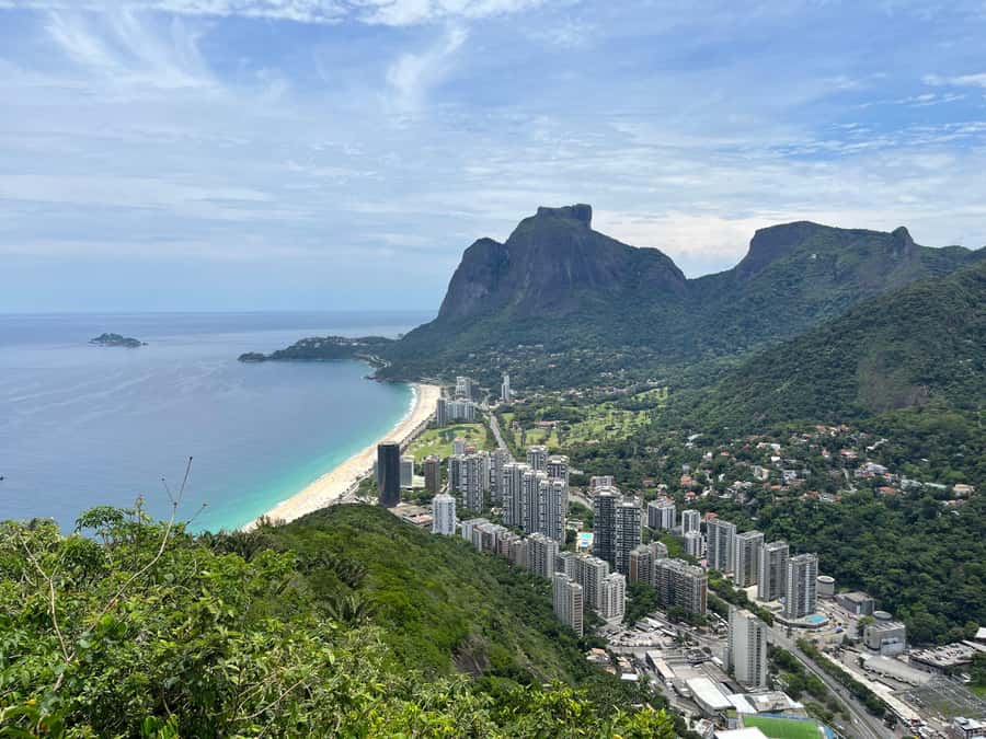 AVenturismo 2 Irmãos hill + Vidigal Favela - The top experience: reaching the “big brother” and the cinematic finish