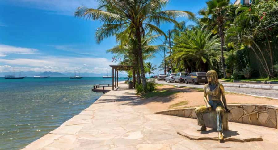Búzios: City Tour & Beach Hopping with Lunch - Porto da Barra finish: setting yourself up for sunset photos
