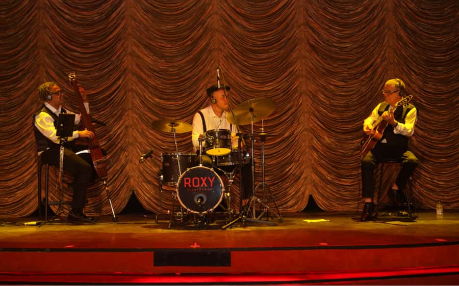 By Night Tour: Roxy Dinner Show & Transfer - Bossa Nova lead-in with the Roxy Band