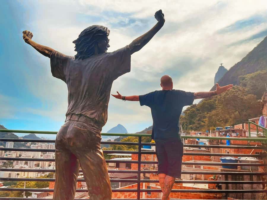 Favela Santa Marta: Walking Tour with local guide - Why Dona Marta feels different with a local guide