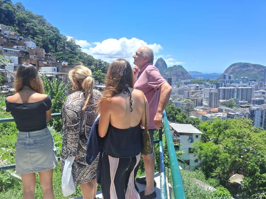 Favela Santa Marta: Walking Tour with local guide - Street-level walking: colorful houses, murals, and the meaning behind them