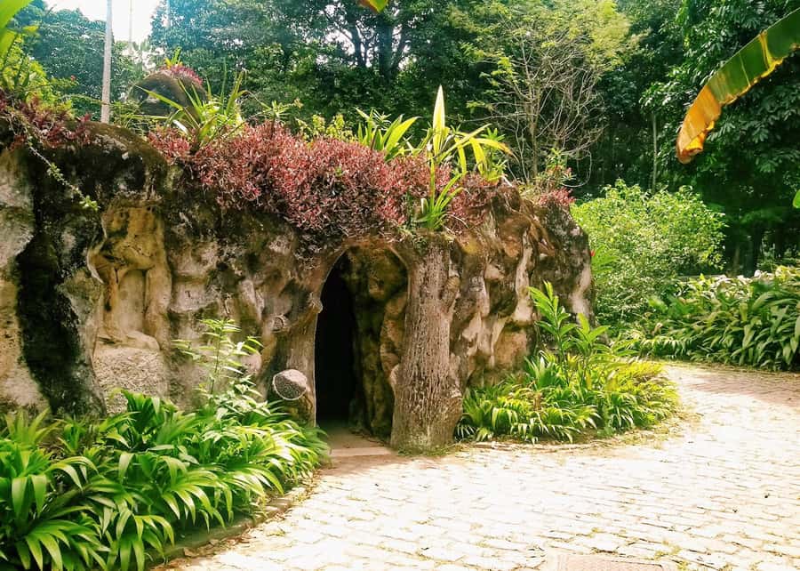 Green Rio: Guided Tour of Botanical Garden and Lage Park - Parque Lage’s English gardens, grottos, and forest trails