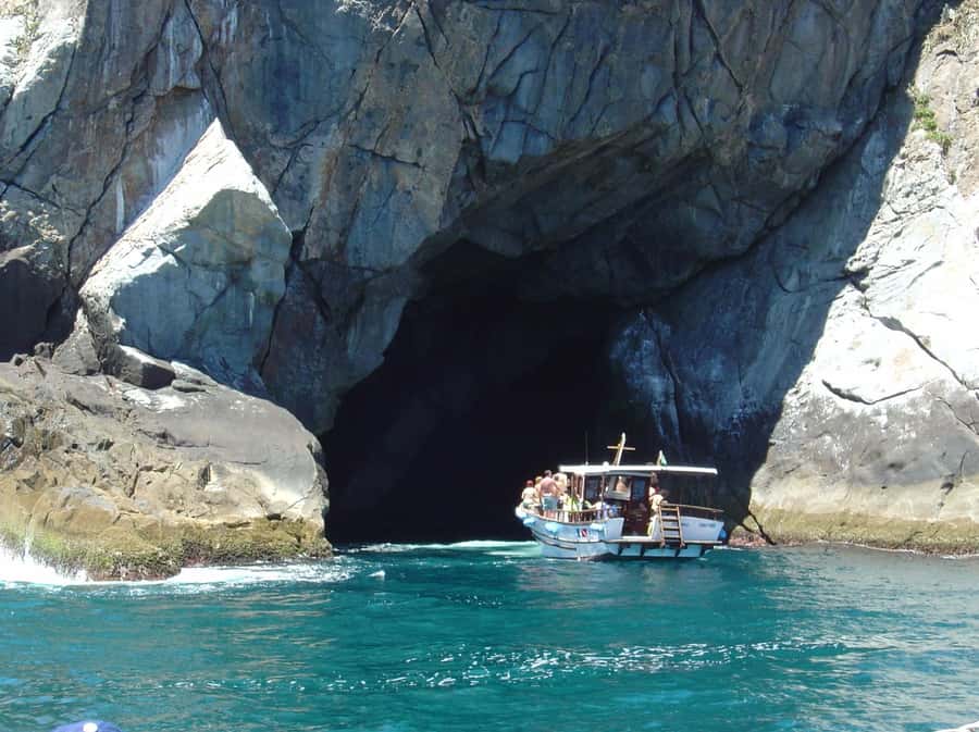Guided Tour to Arraial do Cabo with Crystal Waters and Lunch - The boat ride routine: from Fenda de Nossa Senhora to Prainhas do Atalaia