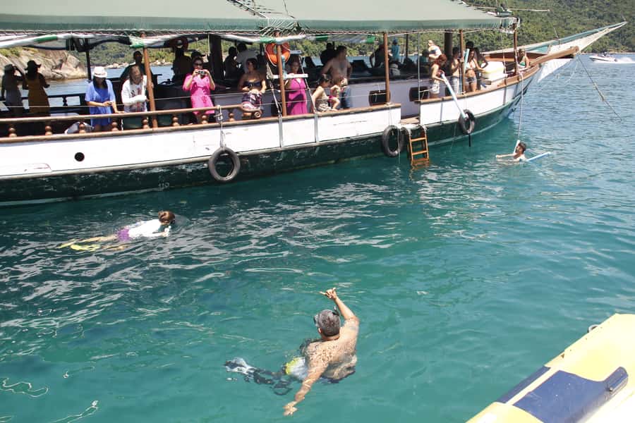 Half-Day Schooner Cruise and Snorkeling in Paraty Bay - Stop 1: Ilha Comprida, the grain-of-rice fish moment