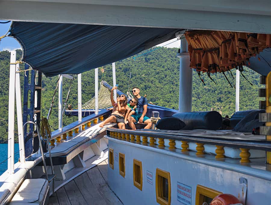 Paraty Bay: Islands & Beaches Boat Tour with Snorkeling - Snorkeling gear and onboard extras, with one timing tip