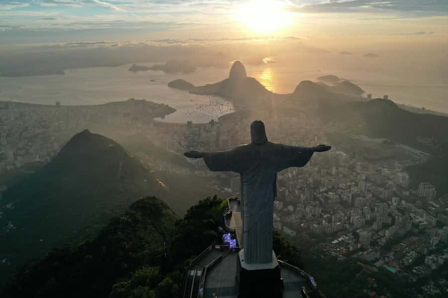 Rio Airport Layover: Christ the Redeemer & Sugarloaf Tour - Sugarloaf Mountain by Cable Car: The 360-Degree View That Justifies the Trip