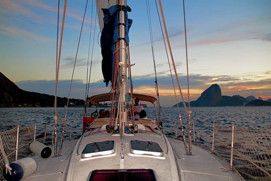 Rio de Janeiro: Guanabara Bay Sunset Sailing Tour & Drinks - Drinks, Snacks, and Crew Energy That Keep It Relaxed