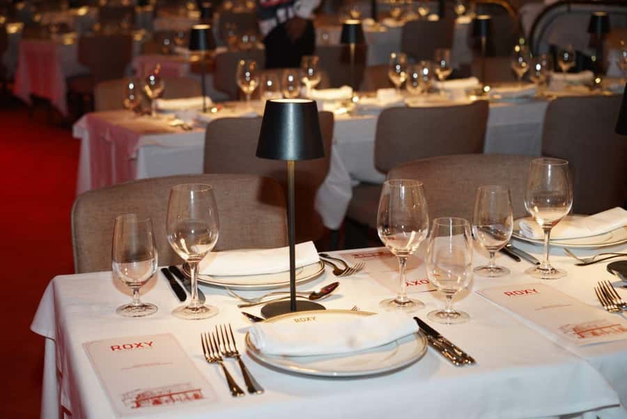 Rio de Janeiro: Roxy Dinner Show with Hotel Pickup - The main show, Aquele Abraço: colors, poetry, and technology