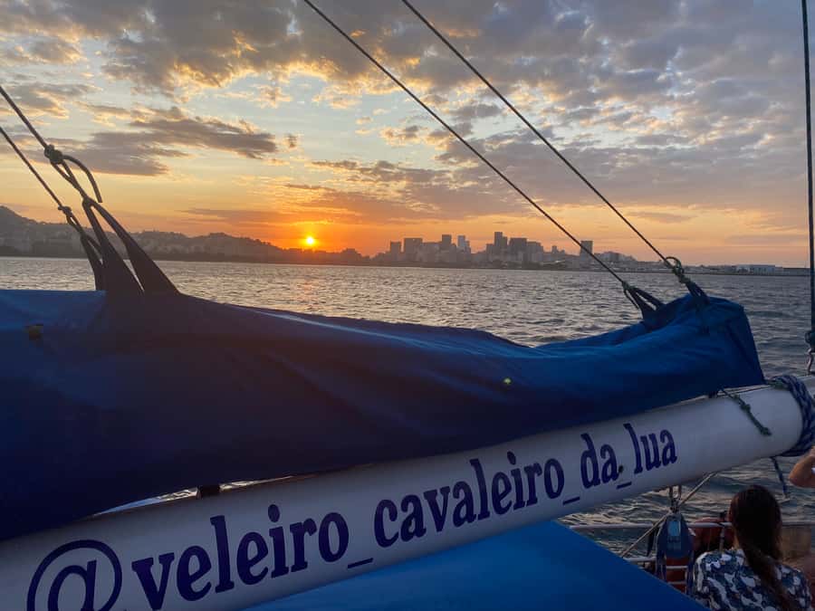 Rio de Janeiro: Sunset Sailboat Tour with Open Bar - Open bar and snacks: caipirinhas, beer, and what you actually get
