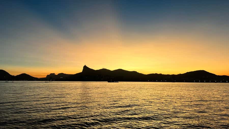 Rio: Guanabara Bay Boat Tour - The MAC at Niterói: Oscar Niemeyer’s disc-shaped design