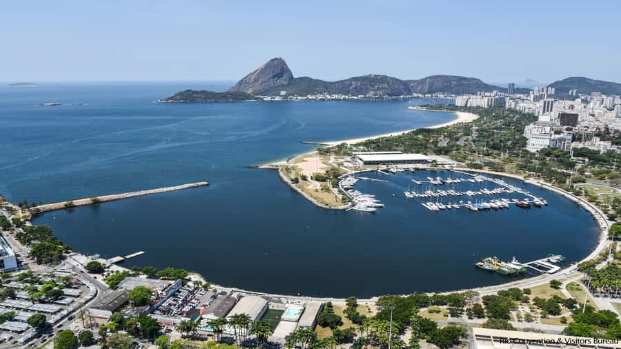 Rio: Guanabara Bay Boat Tour - Sugarloaf Mountain photo moment, then the return past Urca and Flamengo
