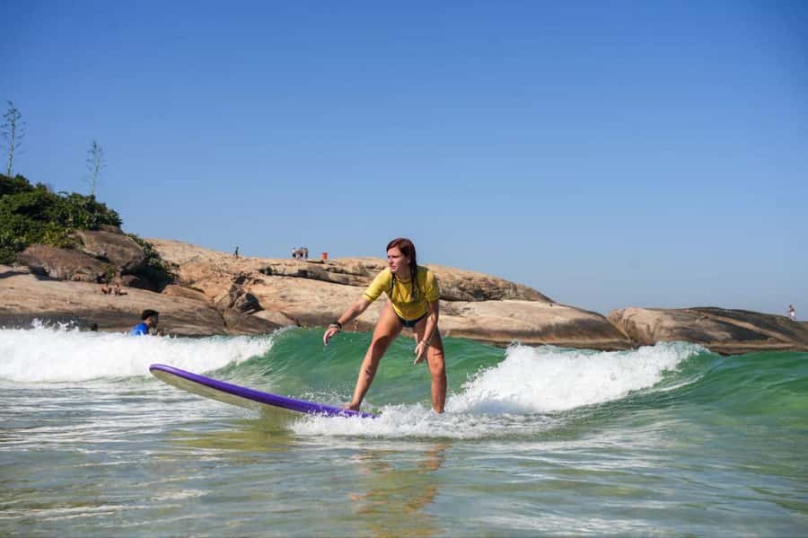 Surf lessons: in Arpoador in Ipanema. - Why Praia do Arpoador works so well for learning surfing in Rio